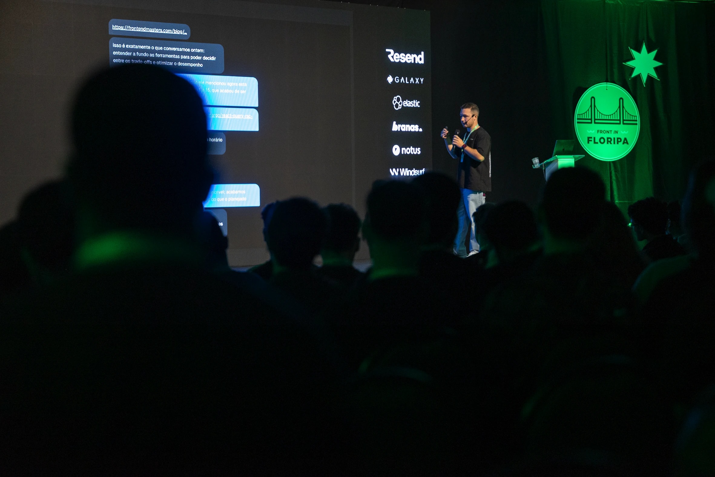Rafael presenting the Dashboard migration story at Front in Floripa