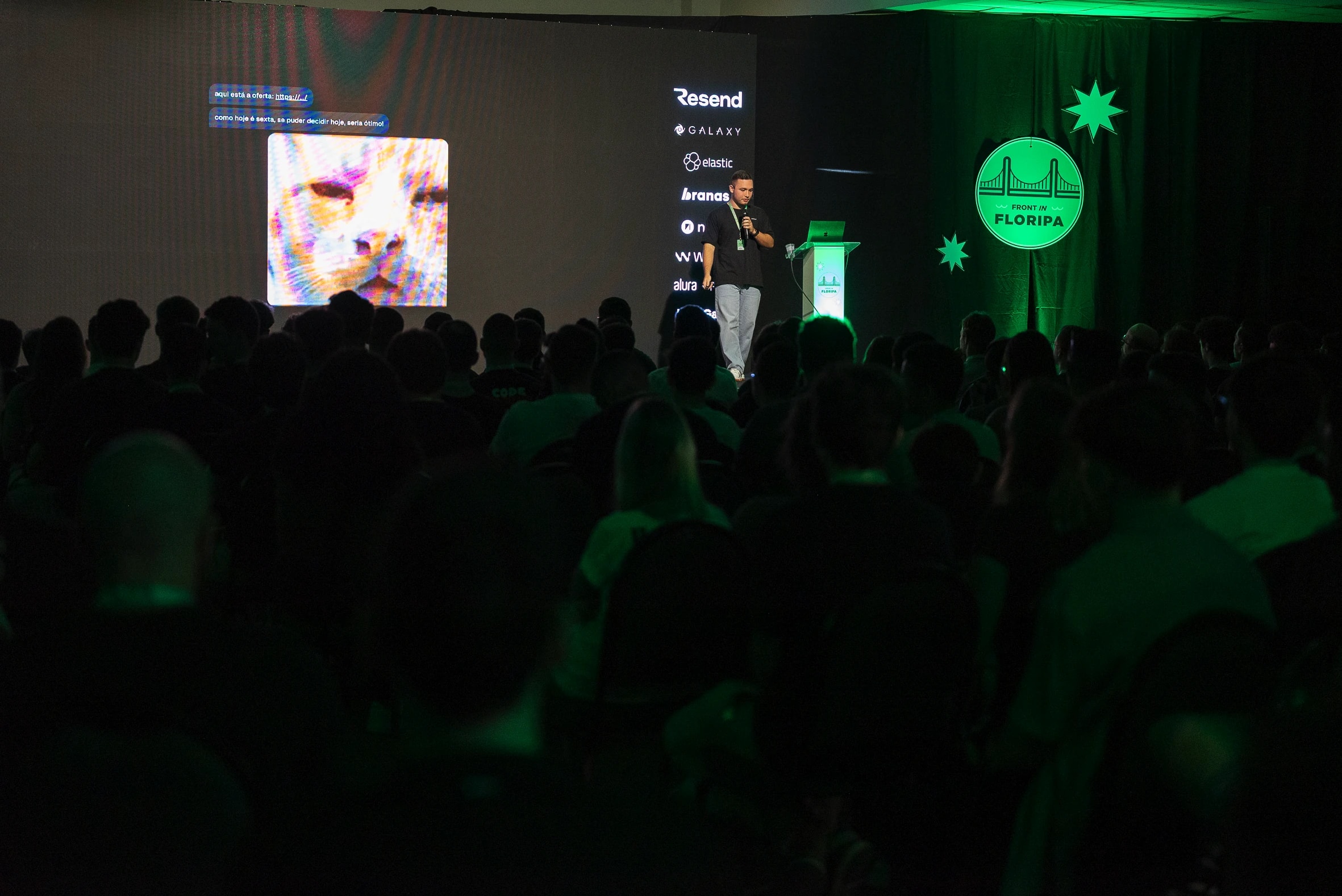 Rafael presenting to the Front in Floripa audience